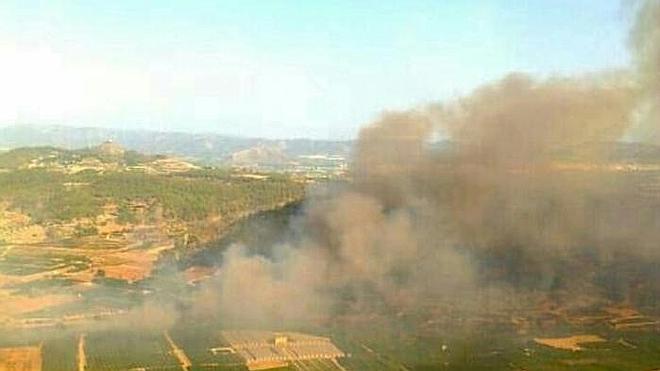 Se retiran los medios aéreos del incendio forestal de Sellent