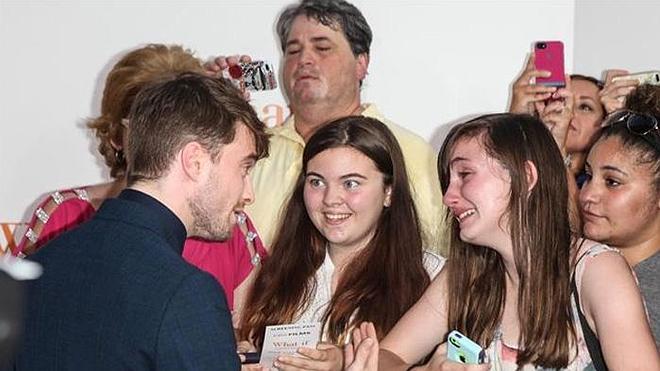 Daniel Radcliffe consuela a una fan emocionada