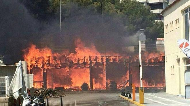 Cuatro heridos en el incendio que ha arrasado un restaurante en Alcossebre