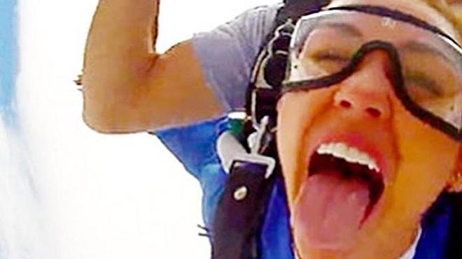 Miley Cyrus se tira desde las alturas