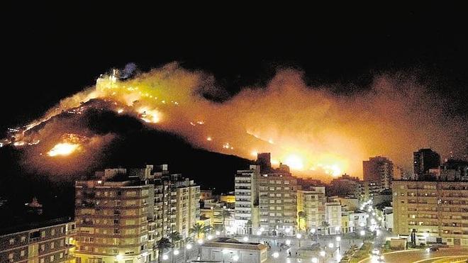 La Generalitat permitirá disparar castillos en playas, cauces de río y barrancos de núcleos urbanos