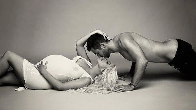 Christina Aguilera luce embarazo posando desnuda