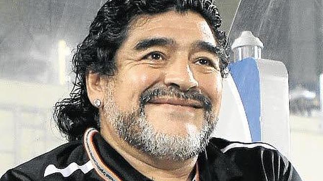 Maradona abofetea a un periodista por «ponerle ojitos» a la madre de su hijo