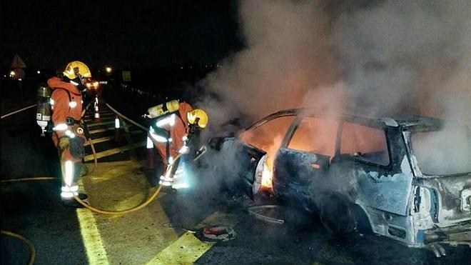 Un hombre sufre quemaduras de segundo grado tras incendiarse su coche e intentar apagarlo