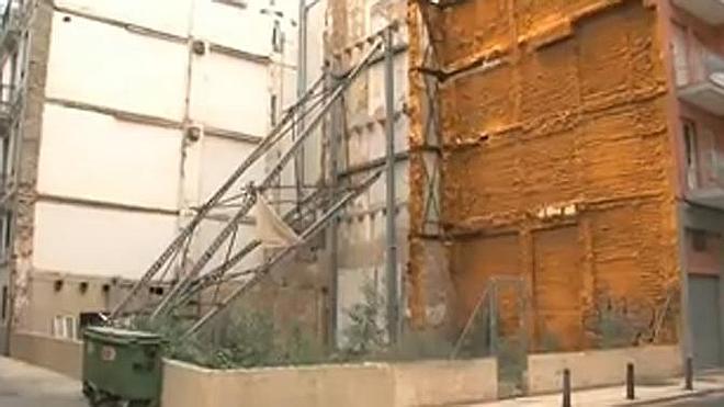 Vecinos de Ciutat Vella exigen más limpieza en las calles por malos olores