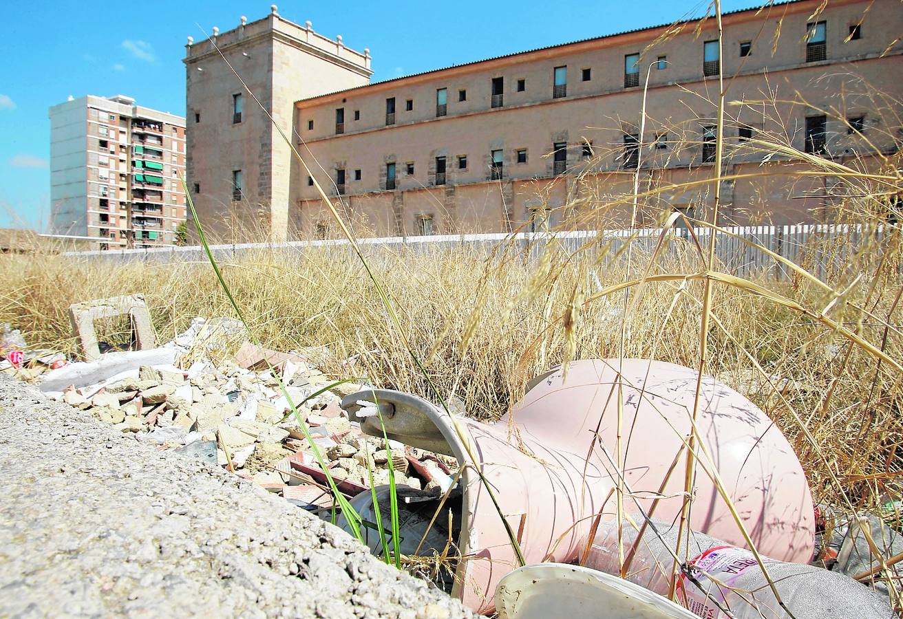 Escombros, ruinas y chabolas degradan la Biblioteca Valenciana