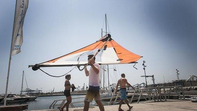 400 deportistas reclaman al Ayuntamiento espacios balizados para practicar windsurf y kitesurf