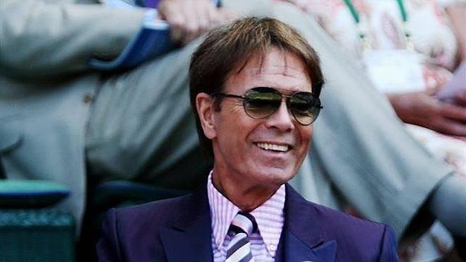 Sir Cliff Richard vuelve a Londres para defenderse del abuso a un menor