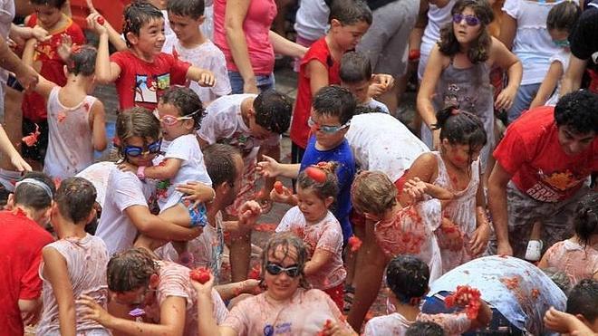 Un videojuego patrocina la segunda 'Tomatina' infantil