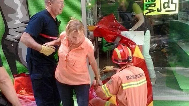 Bomberos rescatan a 15 clientes de una tienda de Xàtiva atrapados tras romperse la puerta