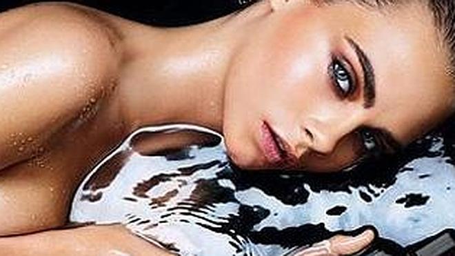 Cara Delevigne se desnuda