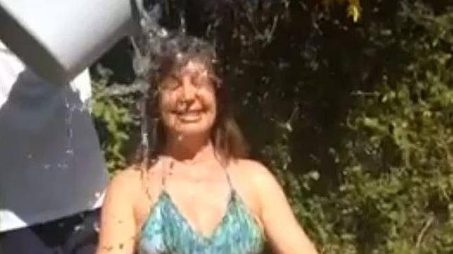 Carmen Martínez-Bordiú cumple el «Ice Bucket Challenge»