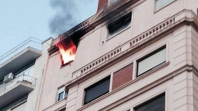 Un incendio calcina varias estancias de una vivienda en Valencia