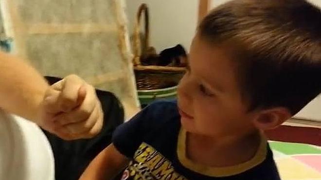 El niño que llora cuando su padre le 'quita la oreja'