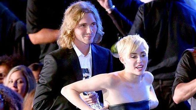 Un indigente recoge el premio de Miley Cyrus en los MTV VMA's