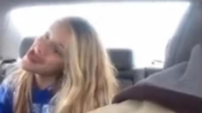 Un padre graba a su hija haciéndose un book de selfies en el coche