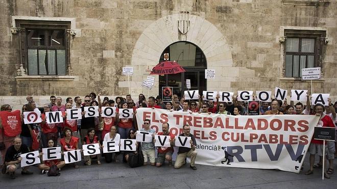 Unos 200 extrabajadores de RTVV se concentran frente a la Generalitat coincidiendo con los nueves meses del cierre