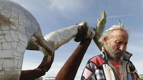 El empresario Enrique Gimeno pagará 100.000 euros para reparar la estatua de Ripollés