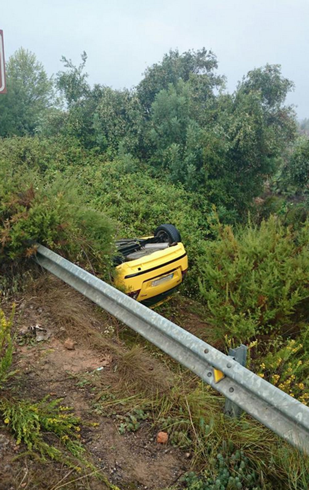 Una mujer cae con su coche por un terraplén en Estubeny