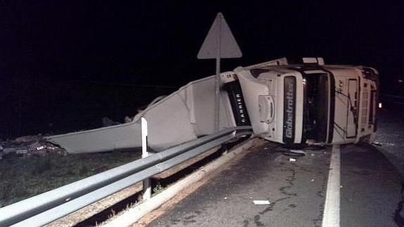 El vuelco de un camión en la A-3 en Utiel obliga a cortar parte de un carril