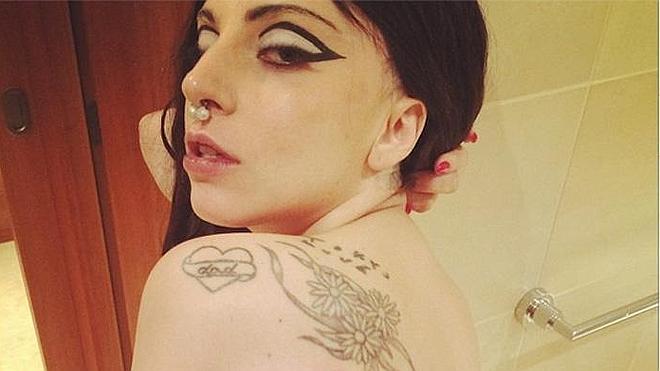 Lady Gaga se tatúa medio desnuda
