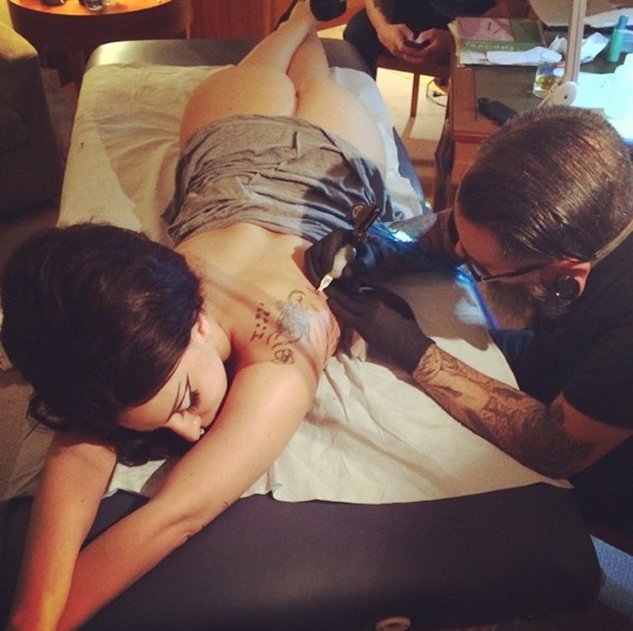 Lady Gaga se tatúa medio desnuda