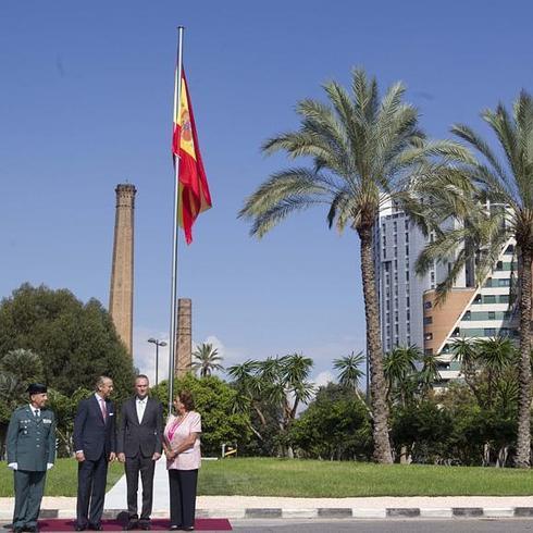 El cardenal Cañizares bendice la nueva bandera nacional para la Guardia Civil en Valencia