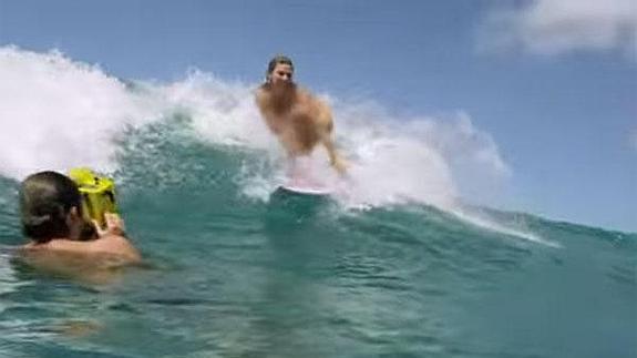 Coco Ho surfea desnuda para un reportaje