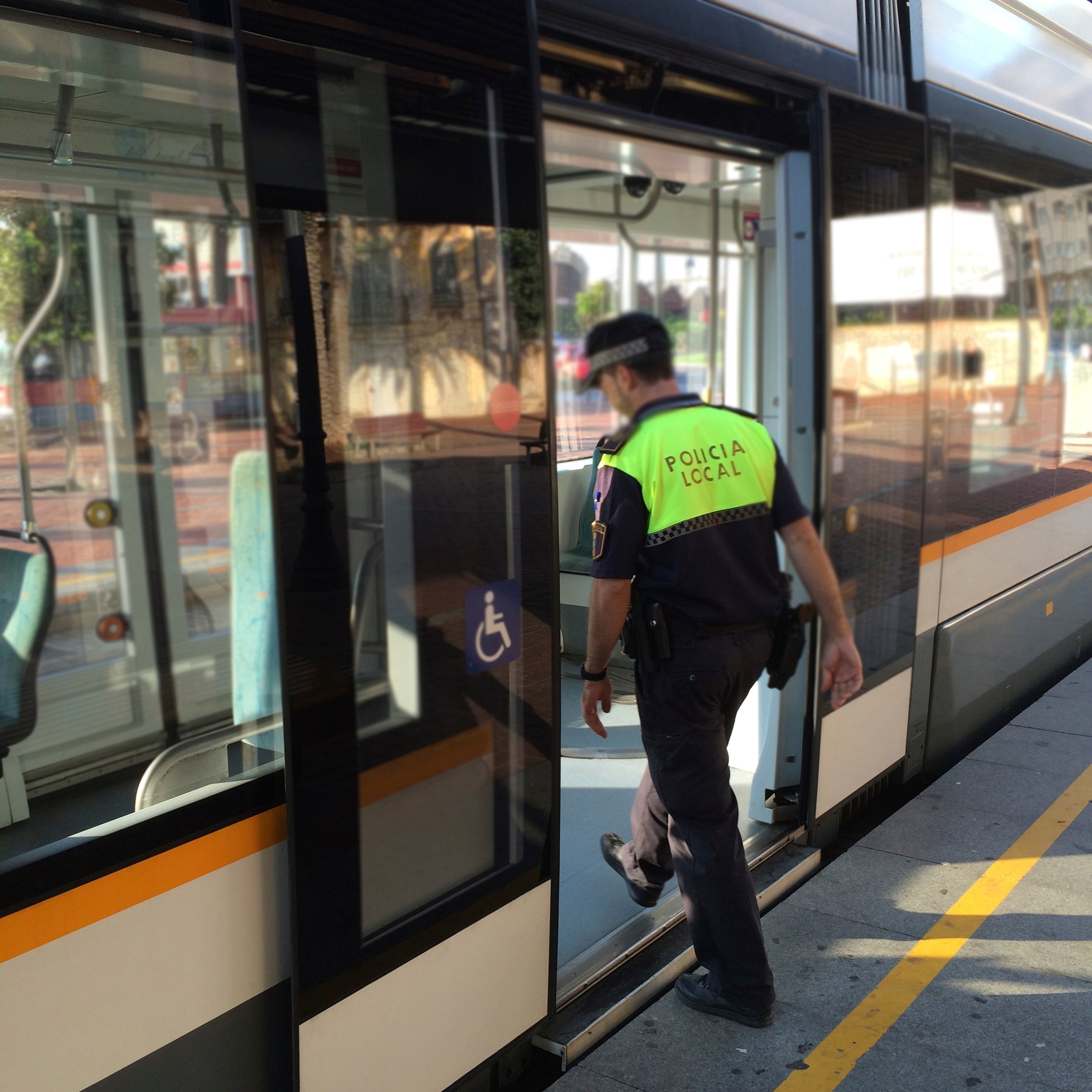 Un sindicato denuncia que la Policía Local de Valencia se desplaza a pie o transporte público