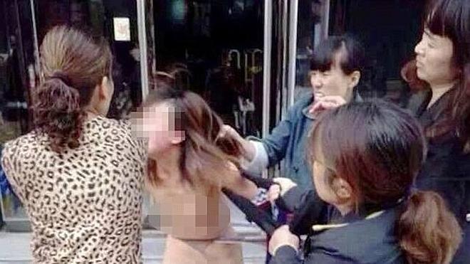 Desnudan y agreden a una mujer en China por ser adúltera