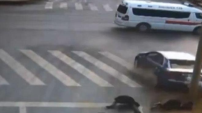 Una ambulancia se salta un semáforo y casi mata a dos peatones