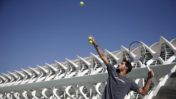 Tommy Robredo gana el concurso de 'El saque más largo' y dona los 2.000 euros a su fundación