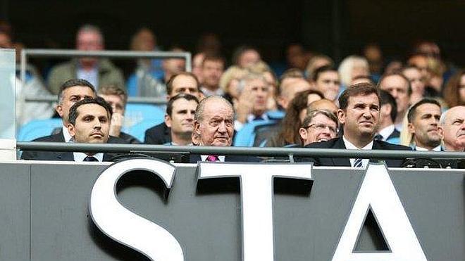 El Rey Juan Carlos reaparece en la tribuna de honor del Manchester City