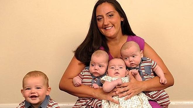 Una mujer tiene cuatro hijos en nueve meses
