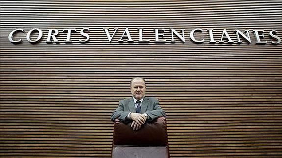 Font de Mora pide «orden y respeto» en las Corts para no dar una imagen de «gamberrismo institucional»