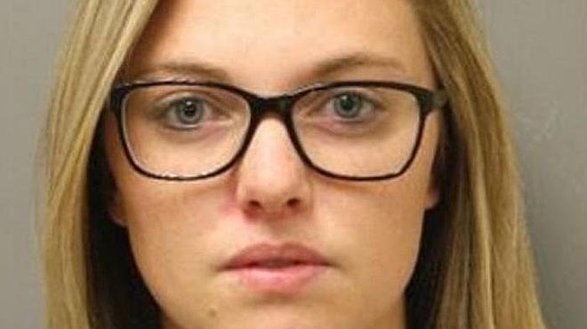 Un selfie de una profesora desnuda delata que practicaba sexo con un alumno menor de edad