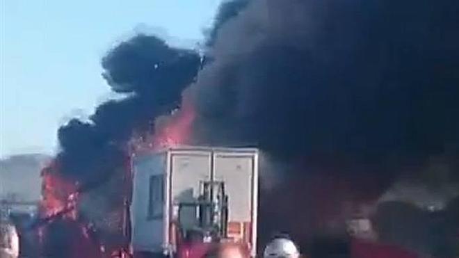 Así ha sido la espectacular explosión de un camión en el by-pass
