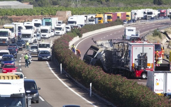 Las obras por el accidente del by-pass del viernes provocan atascos de hasta 9 kilómetros