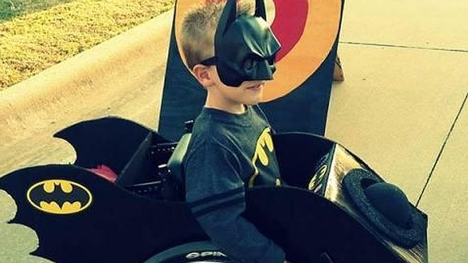 Los originales disfraces que una madre hace para su hijo en silla de ruedas
