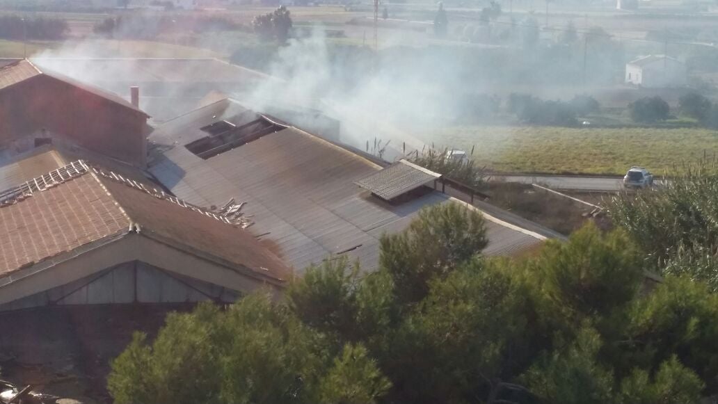 Incendio en una vaquería de Tavernes Blanques