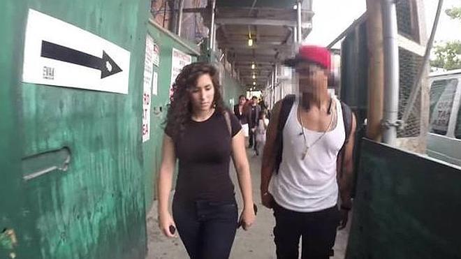 Muestra cómo los hombres le acosan en Nueva York durante 10 horas