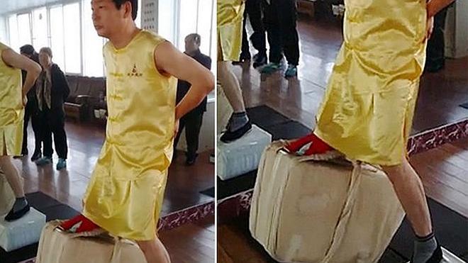 Un hombre levanta 80 kg con los testículos para relajarse
