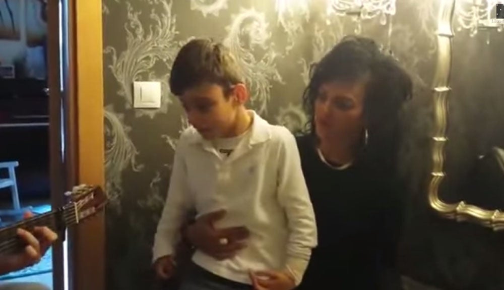 Adrián Martín, un niño con problemas neurológicos, arrasa cantando Rosario Flores