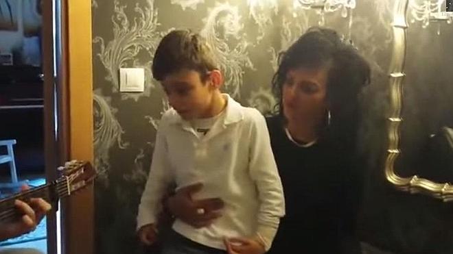 Adrián Martín, un niño con problemas neurológicos, arrasa cantando Rosario Flores