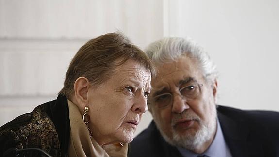 Helga Schmidt justifica sus viajes para contratar a grandes figuras