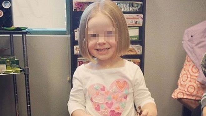 Una niña se corta el pelo para donarlo a una niña enferma