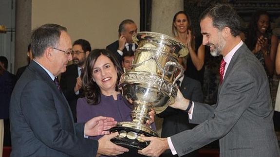 La Fundación Trinidad Alfonso recibe la Copa Stadium