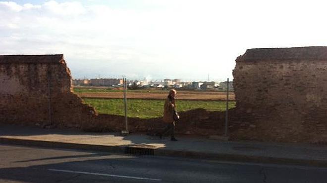 El muro junto al monasterio sigue caído