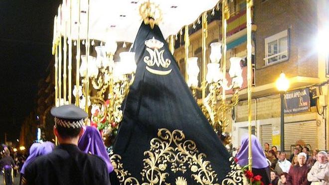 Los granaderos de la Soledad restauran el manto de la Virgen