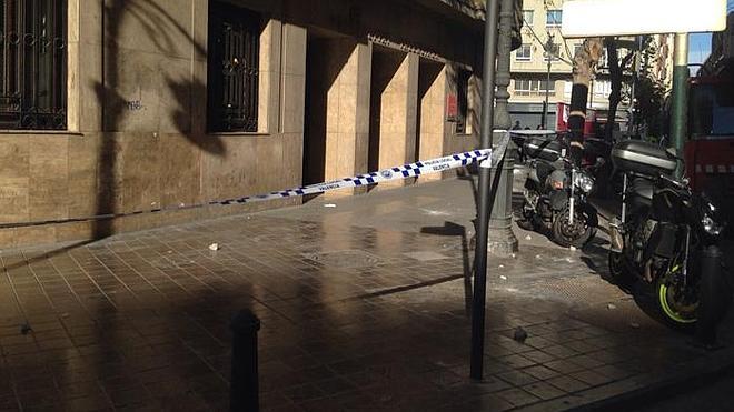Una mujer herida por la caída de cascotes en el edificio de Barón de Cárcer donde hubo temblores